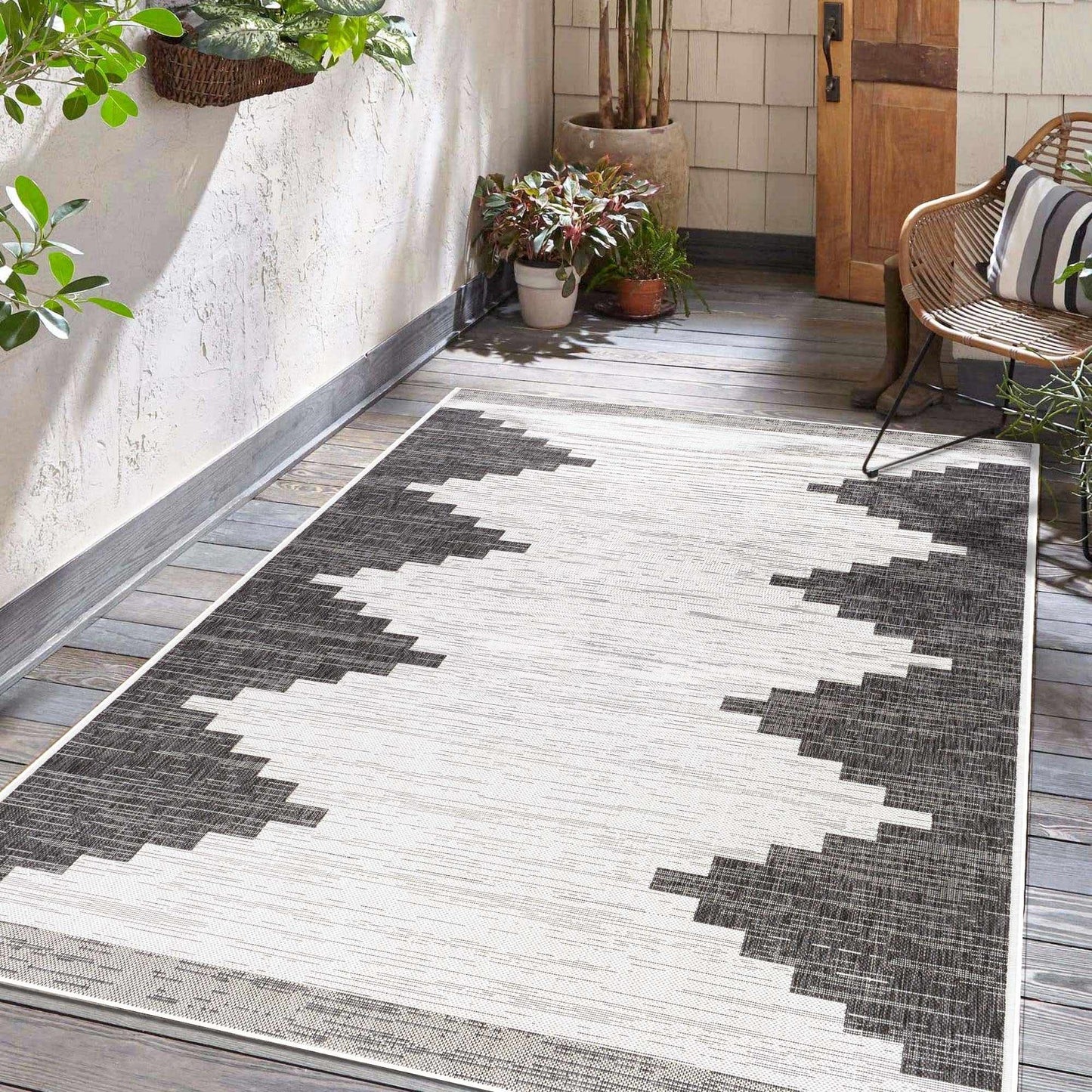 Aztec Diamond Indoor/Outdoor Rug in Off-White and Black